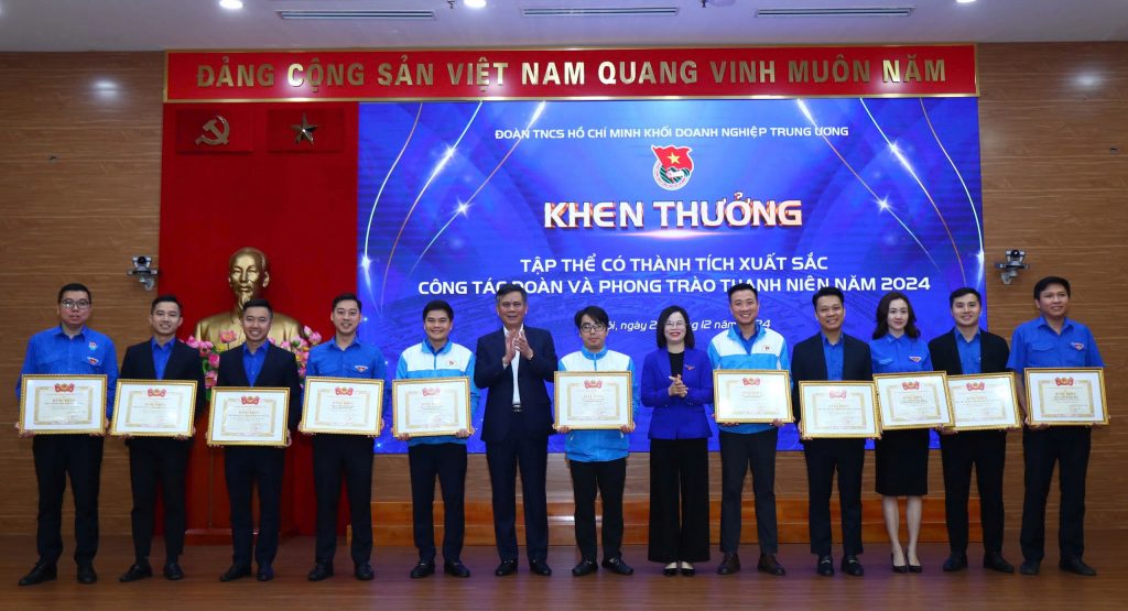 Đoàn Thanh niên VRG nhận bằng khen xuất sắc của Trung ương Đoàn